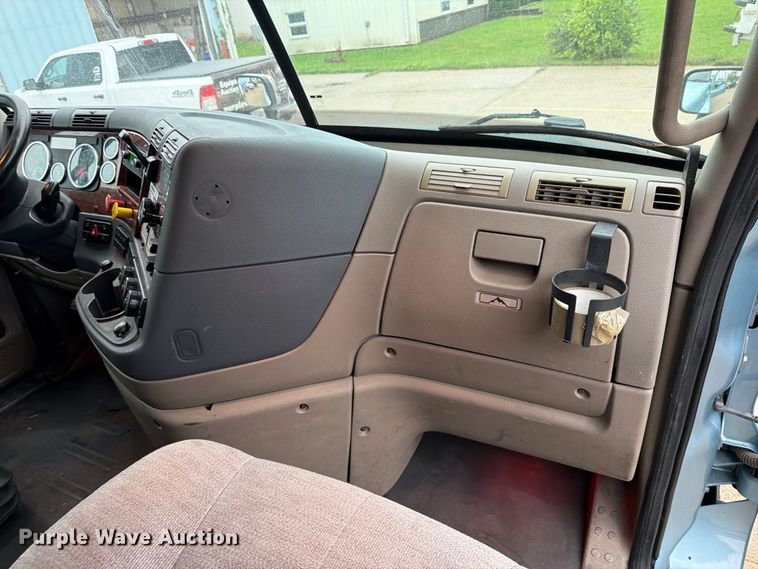 image for item EX1023 2016 Freightliner Cascadia semi truck