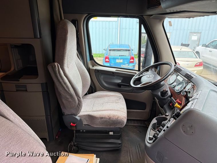 image for item EX1023 2016 Freightliner Cascadia semi truck