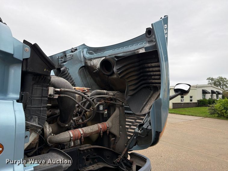 image for item EX1023 2016 Freightliner Cascadia semi truck