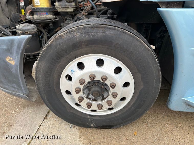 image for item EX1023 2016 Freightliner Cascadia semi truck