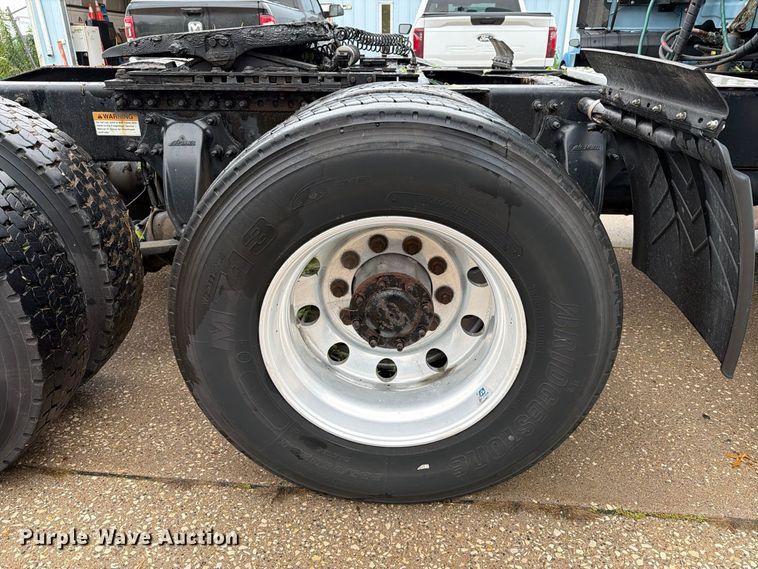 image for item EX1023 2016 Freightliner Cascadia semi truck