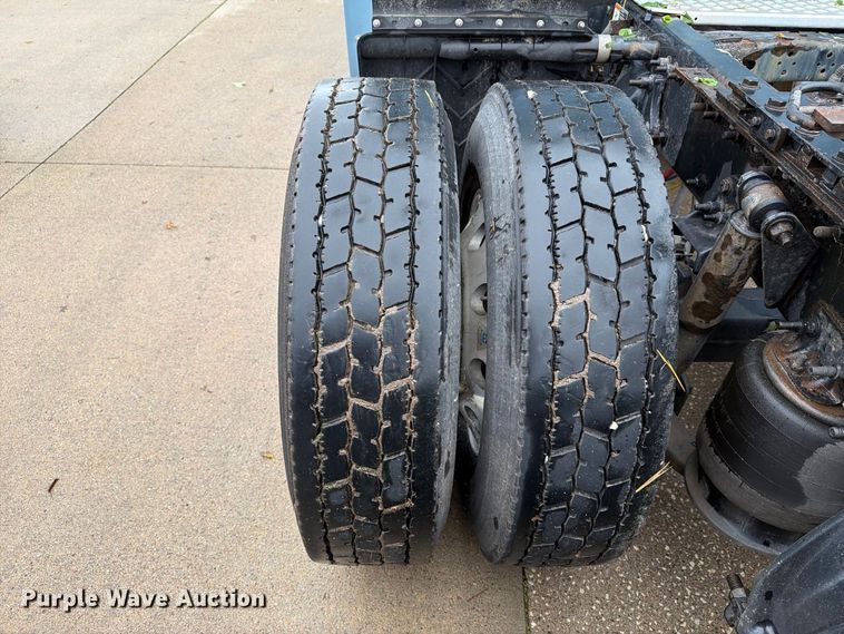 image for item EX1023 2016 Freightliner Cascadia semi truck