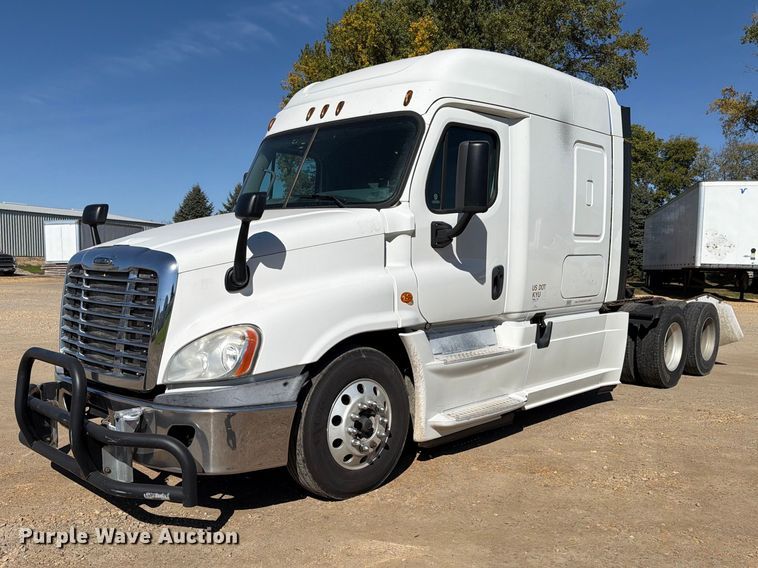 image for item EX1040 2016 Freightliner Cascadia 125 semi truck