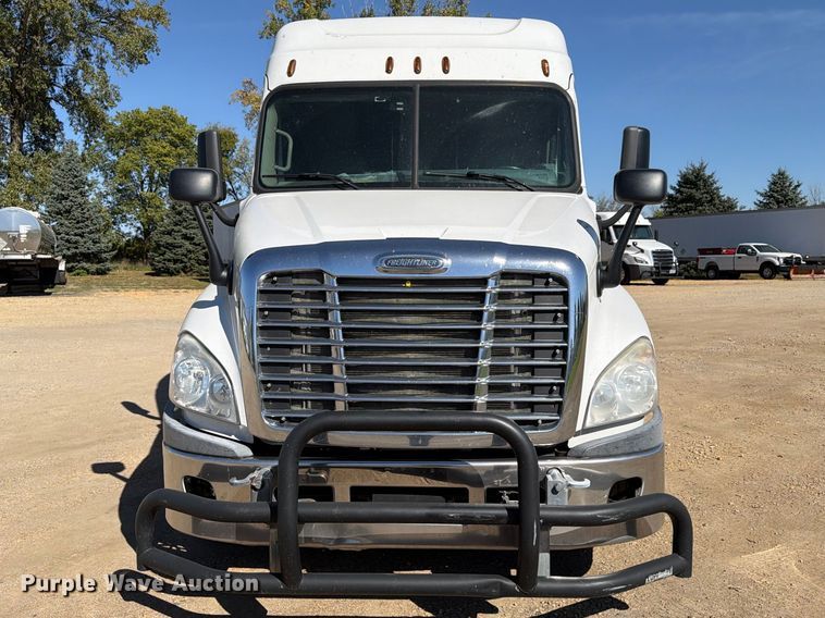 image for item EX1040 2016 Freightliner Cascadia 125 semi truck