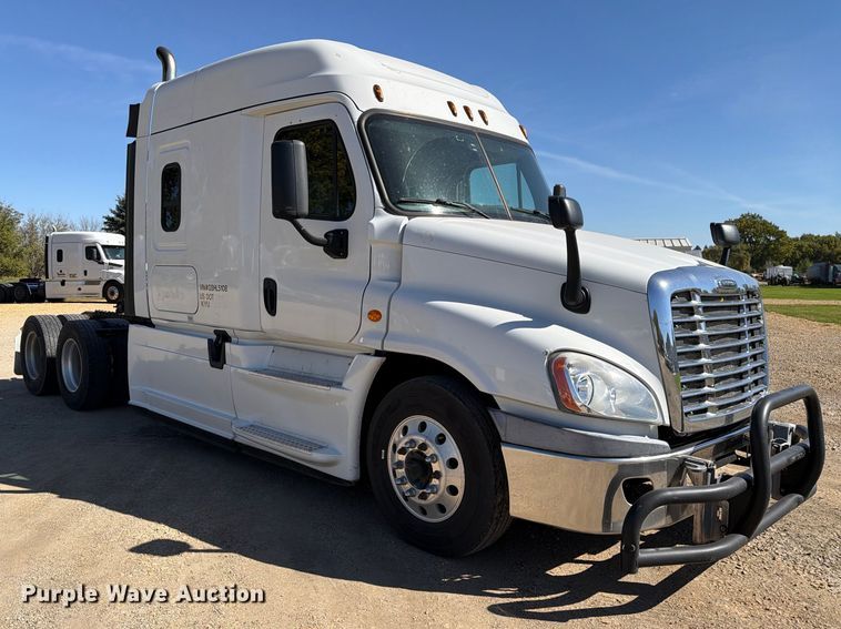 image for item EX1040 2016 Freightliner Cascadia 125 semi truck