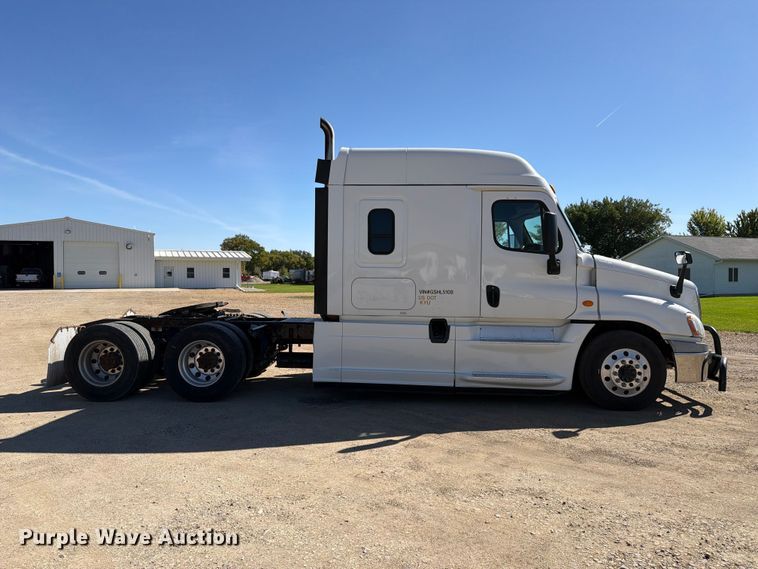 image for item EX1040 2016 Freightliner Cascadia 125 semi truck