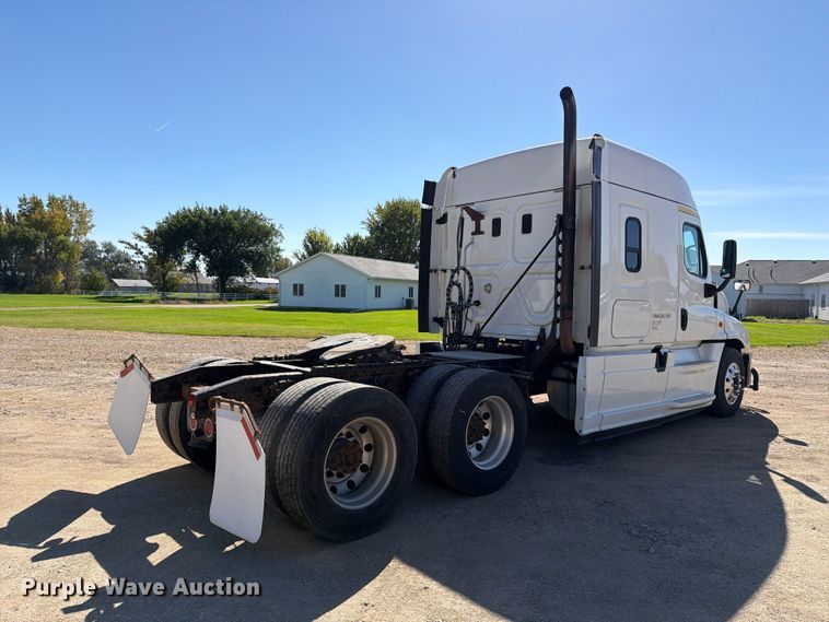 image for item EX1040 2016 Freightliner Cascadia 125 semi truck