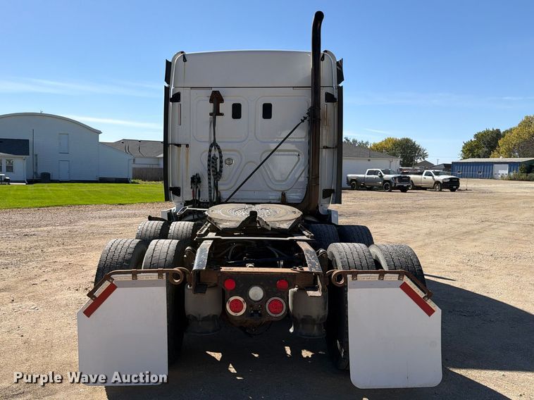 image for item EX1040 2016 Freightliner Cascadia 125 semi truck