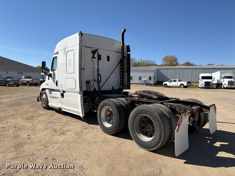 image for item EX1040 2016 Freightliner Cascadia 125 semi truck