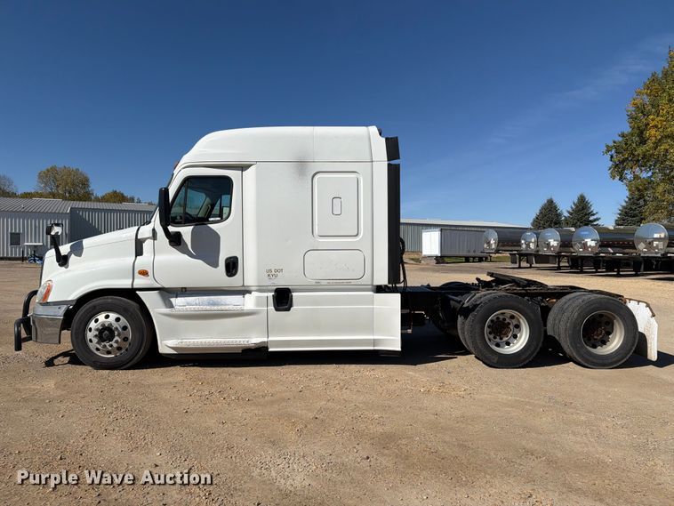 image for item EX1040 2016 Freightliner Cascadia 125 semi truck