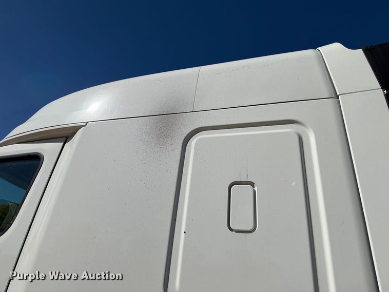 image for item EX1040 2016 Freightliner Cascadia 125 semi truck