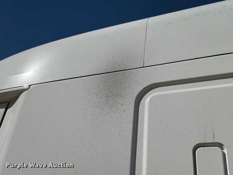 image for item EX1040 2016 Freightliner Cascadia 125 semi truck