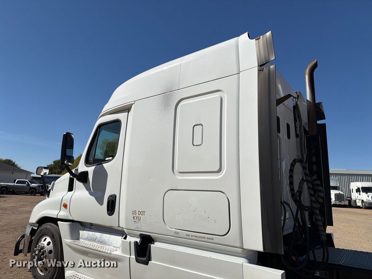 image for item EX1040 2016 Freightliner Cascadia 125 semi truck