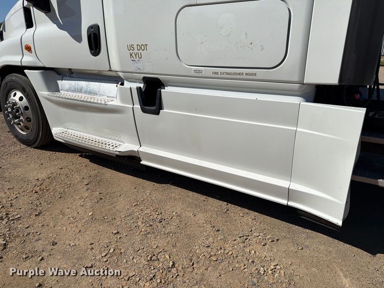 image for item EX1040 2016 Freightliner Cascadia 125 semi truck