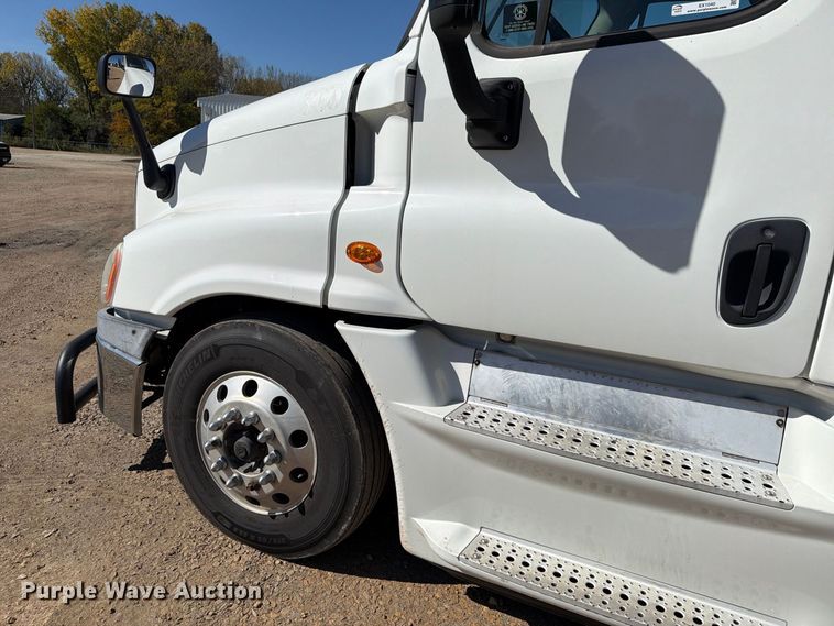image for item EX1040 2016 Freightliner Cascadia 125 semi truck