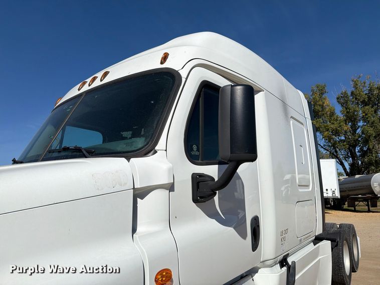image for item EX1040 2016 Freightliner Cascadia 125 semi truck