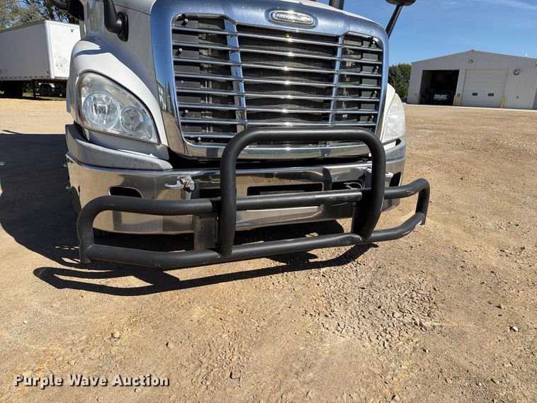 image for item EX1040 2016 Freightliner Cascadia 125 semi truck