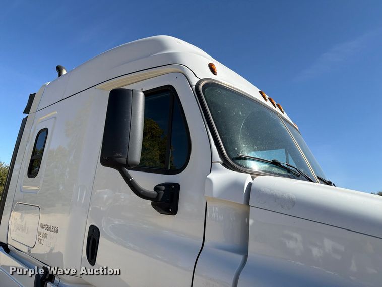 image for item EX1040 2016 Freightliner Cascadia 125 semi truck