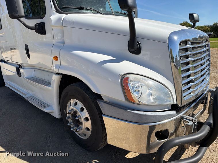 image for item EX1040 2016 Freightliner Cascadia 125 semi truck