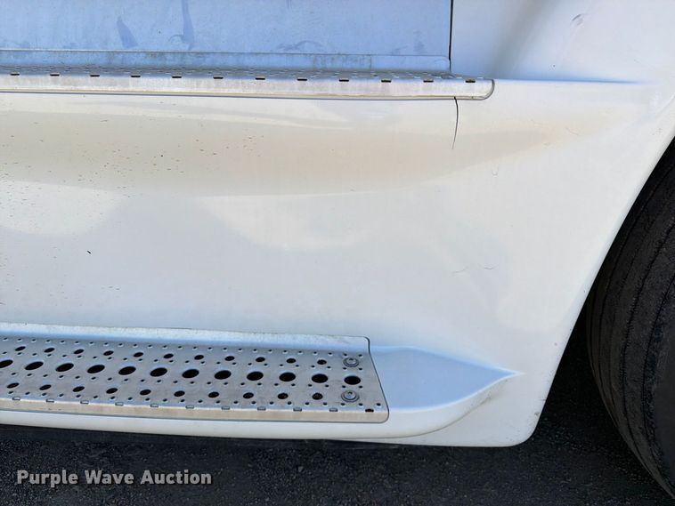 image for item EX1040 2016 Freightliner Cascadia 125 semi truck