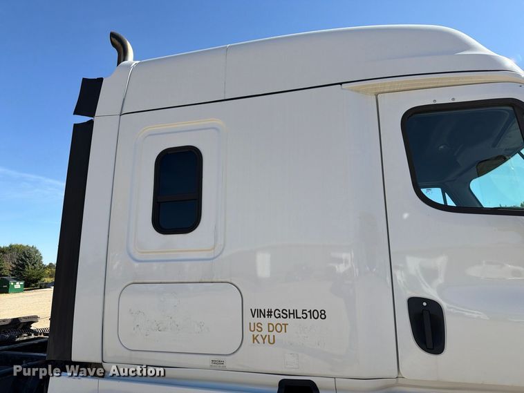 image for item EX1040 2016 Freightliner Cascadia 125 semi truck