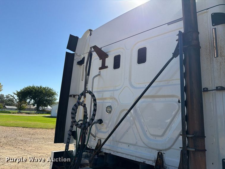 image for item EX1040 2016 Freightliner Cascadia 125 semi truck
