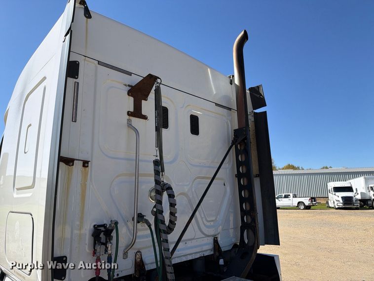 image for item EX1040 2016 Freightliner Cascadia 125 semi truck