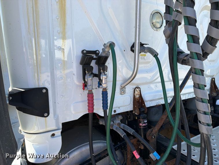 image for item EX1040 2016 Freightliner Cascadia 125 semi truck