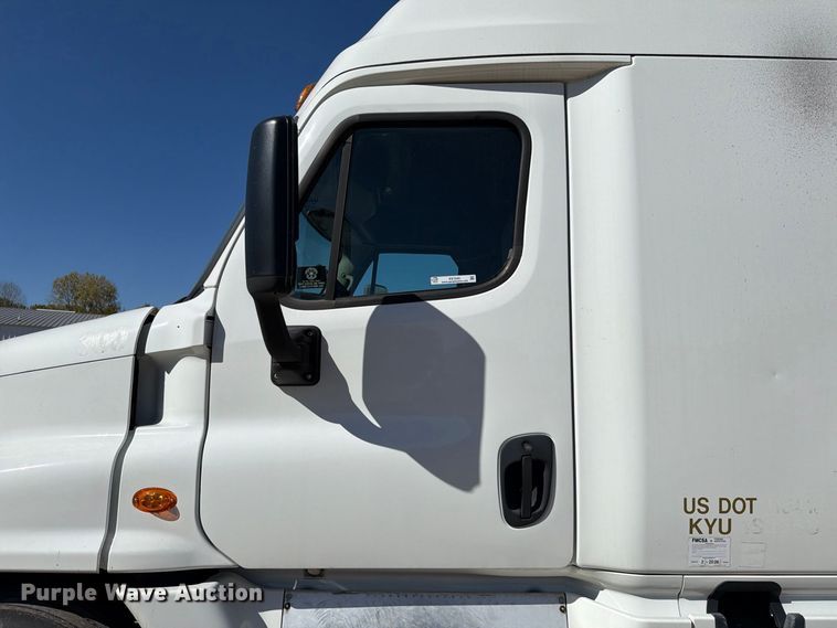 image for item EX1040 2016 Freightliner Cascadia 125 semi truck