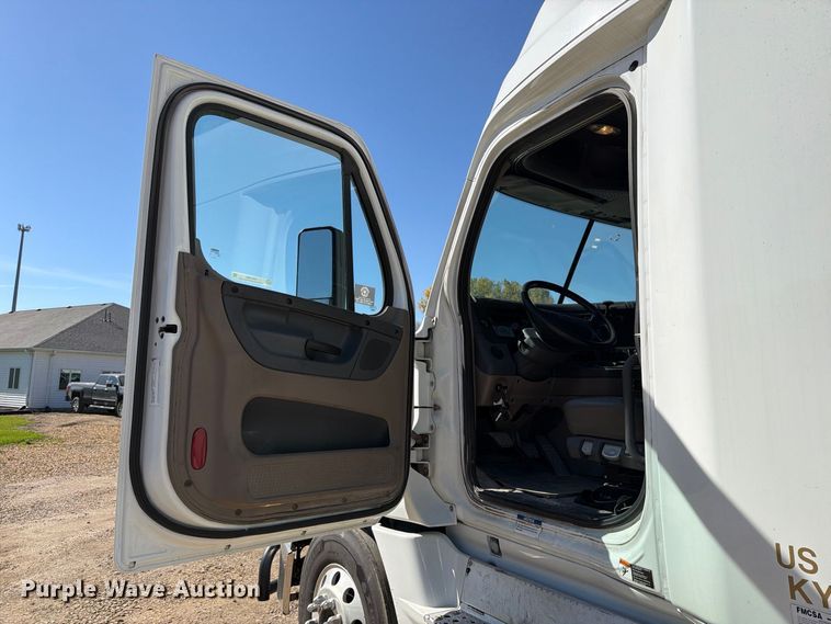 image for item EX1040 2016 Freightliner Cascadia 125 semi truck
