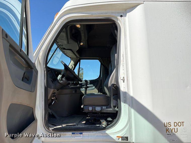 image for item EX1040 2016 Freightliner Cascadia 125 semi truck