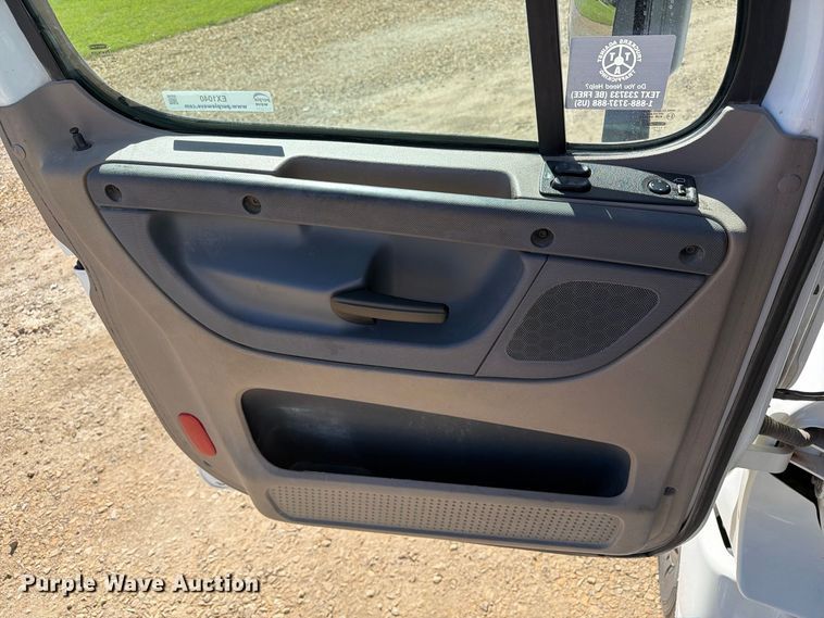 image for item EX1040 2016 Freightliner Cascadia 125 semi truck