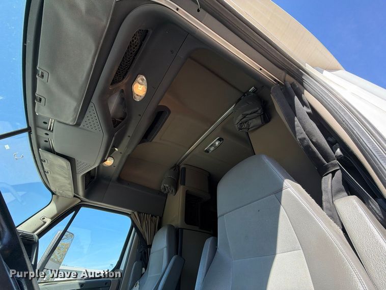 image for item EX1040 2016 Freightliner Cascadia 125 semi truck