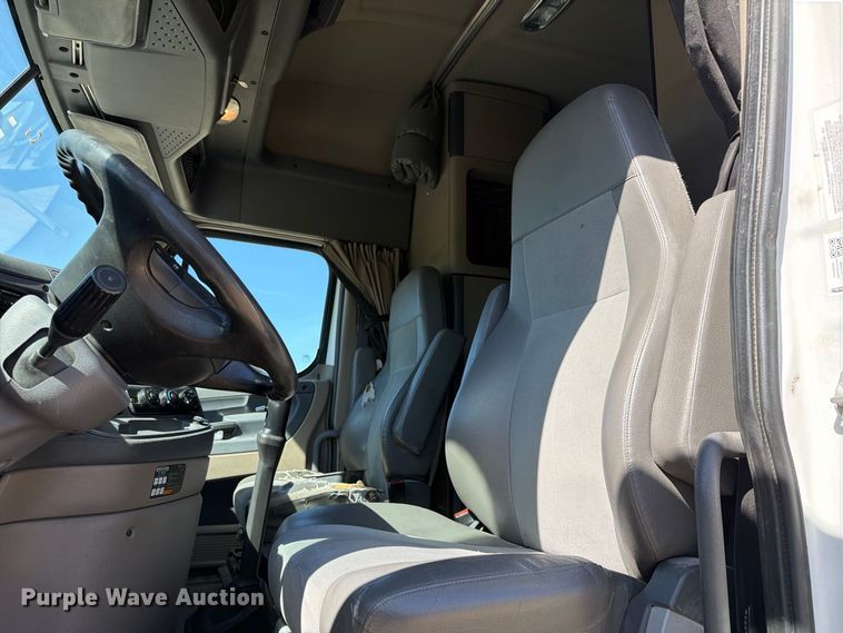 image for item EX1040 2016 Freightliner Cascadia 125 semi truck