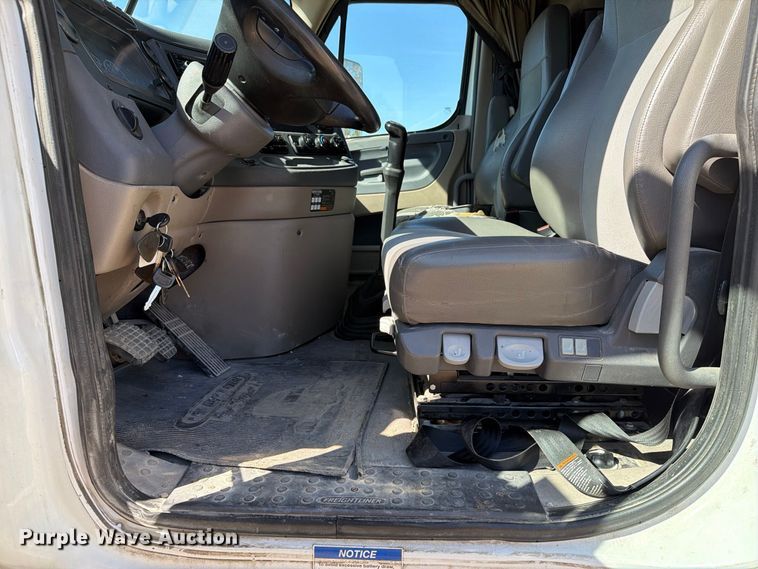 image for item EX1040 2016 Freightliner Cascadia 125 semi truck