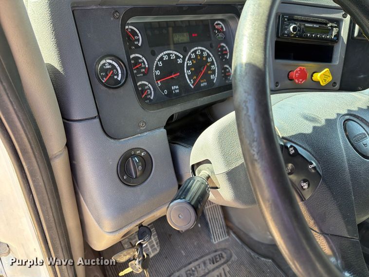 image for item EX1040 2016 Freightliner Cascadia 125 semi truck