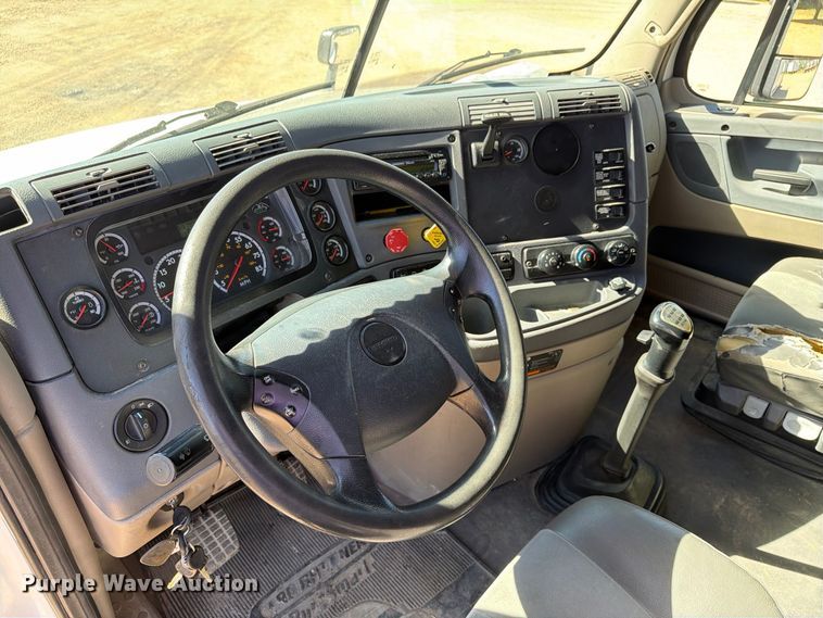 image for item EX1040 2016 Freightliner Cascadia 125 semi truck