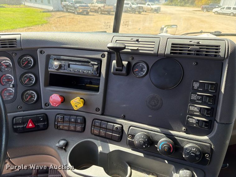 image for item EX1040 2016 Freightliner Cascadia 125 semi truck