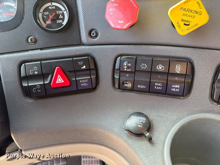 image for item EX1040 2016 Freightliner Cascadia 125 semi truck