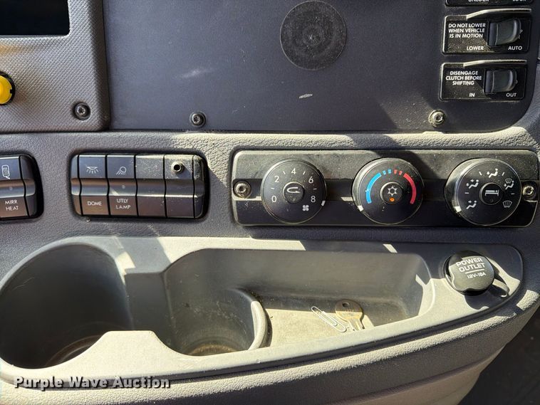 image for item EX1040 2016 Freightliner Cascadia 125 semi truck