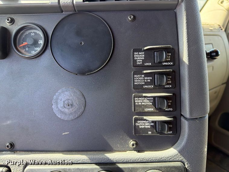 image for item EX1040 2016 Freightliner Cascadia 125 semi truck