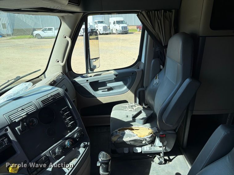 image for item EX1040 2016 Freightliner Cascadia 125 semi truck