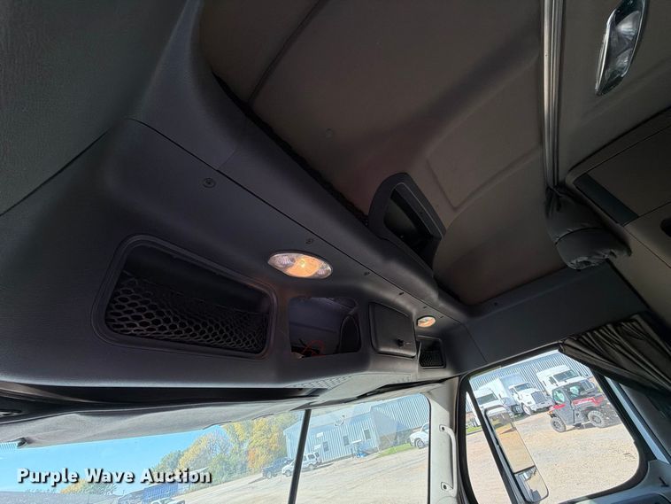 image for item EX1040 2016 Freightliner Cascadia 125 semi truck