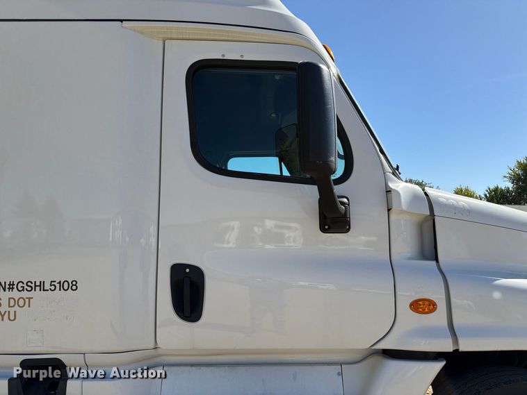 image for item EX1040 2016 Freightliner Cascadia 125 semi truck