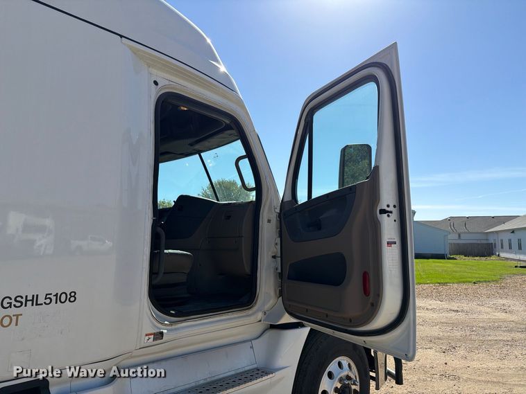 image for item EX1040 2016 Freightliner Cascadia 125 semi truck