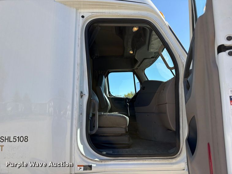 image for item EX1040 2016 Freightliner Cascadia 125 semi truck