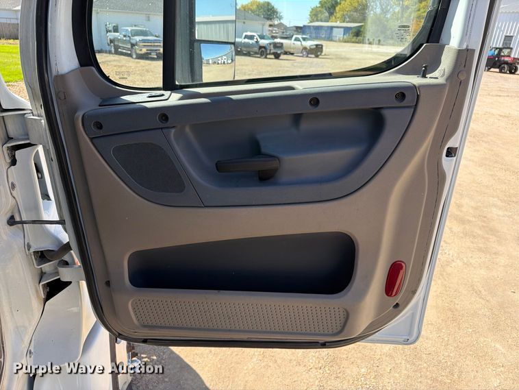 image for item EX1040 2016 Freightliner Cascadia 125 semi truck