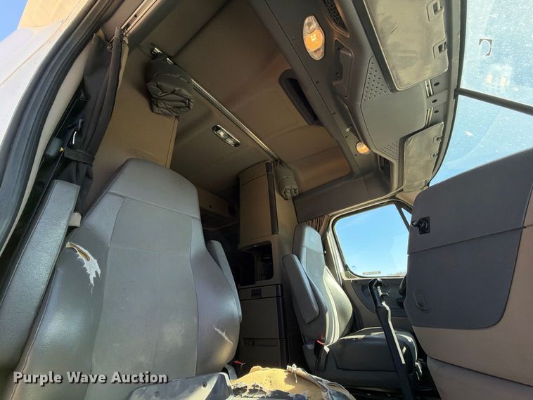 image for item EX1040 2016 Freightliner Cascadia 125 semi truck