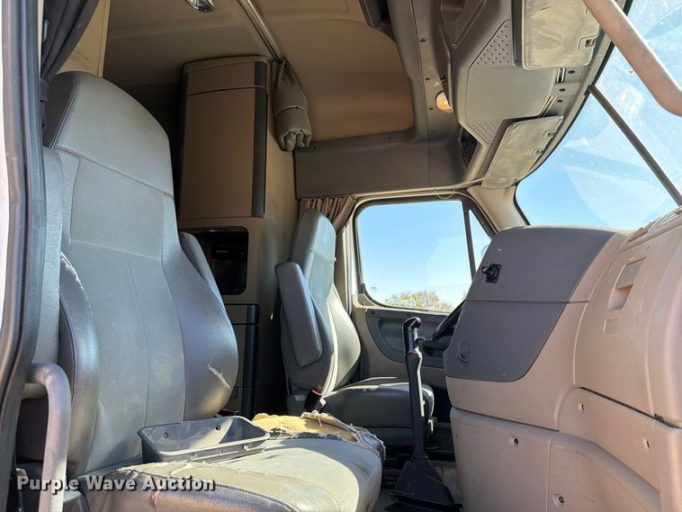 image for item EX1040 2016 Freightliner Cascadia 125 semi truck