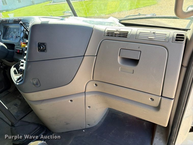 image for item EX1040 2016 Freightliner Cascadia 125 semi truck